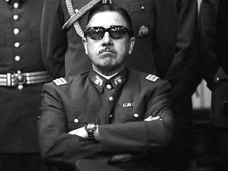 При президенте Альенде (1970-1973) стал командующим гарнизона города Сантьяго, а в 1973 был назначен главнокомандующим армии