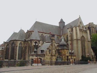 В бельгийском Генте открыты самые большие в мире рождественские ясли. Они установлены под сводами церкви Святого Михаила, возвышающейся на городской соборной площади
