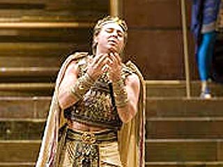 Тенор Роберто Аланья, исполнявший в опере "Аида" роль Радамеса, был освистан частью публики и отказался продолжать петь