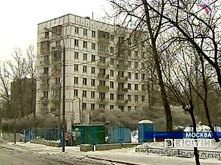 Снос пятиэтажек первого периода индустриального домостроения, так называемых "хрущевок", полностью завершится в Москве в 2009 году, пообещал во вторник мэр столицы Юрий Лужков. Такую же участь он прочит и их 9-этажным клонам