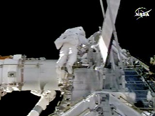 Астронавт NASA Роберт Кербим и шведский астронавт Кристер Фуглесанг завершили выход в открытый космос