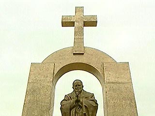 Причиной всеобщего возмущения стал памятник Папе Римскому Иоанну Павлу II, выполненный Церетели
