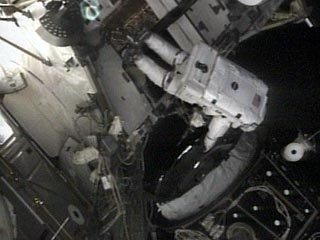Двое астронавтов шаттла Discovery вышли в открытый космос, чтобы заменить энергосистему МКС