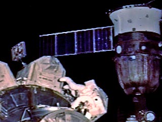 Двое астронавтов пристыкованного к Международной космической станции шаттла Discovery в четверг с опережением графика завершили намеченную для них часть работ по переводу МКС на постоянную систему энергообеспечения