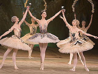 В российскую столицу труппа привезла две работы - классический балет "Корсар" Адана и современный балет Артурса Маскатса "Опасные связи