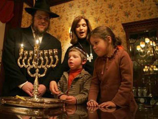 С наступлением сумерек иудеи всего мира зажгут свечи в честь Хануки