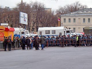 Более десятка автобусов с сотрудниками ОМОНа и несколько специализированных фургонов для задержания правонарушителей подтянуто к Триумфальной площади в Москве