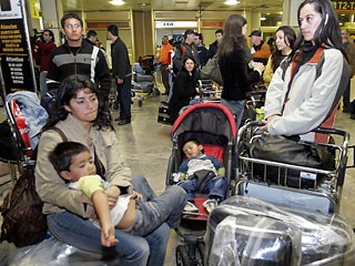 В мадридском аэропорту "Барахас" в субботу с утра протестуют сотни пассажиров испанской частной авиакомпании Air Madrid, которая прекратила свою деятельность в пятницу, продав на предновогодние рейсы 300 тысяч билетов в основном в Латинскую Америку