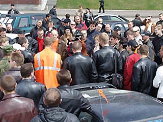 http://dev.newsru.com/russia/16dec2006/rul.html  Около 200 водителей протестовали в Москве против запрета праворульных машин 