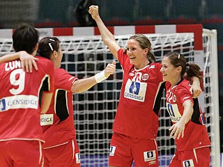 Женская сборная России по гандболу уступила в главном матче шведского чемпионата Европы команде Норвегии со счетом 24:27 и получит серебряные награды континентального первенства