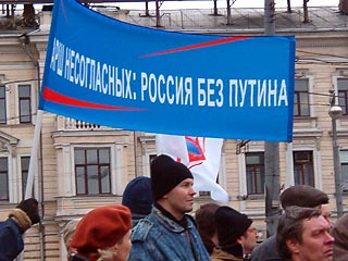 В понедельник российские СМИ пишут о "Марше несогласных", который, несмотря на запреты властей, прошел 16 декабря в Москве