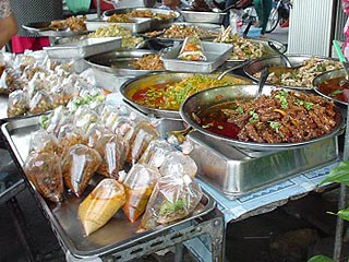 Госслужащим Малайзии запретили обедать в соседнем Таиланде