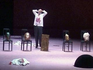 В эпилоге оперы царь Крита выходит на сцену с мешком, где находятся головы Будды, Посейдона, Иисуса и Мухаммеда, которые он затем достает, торжественно показывает публике и кладет на стулья