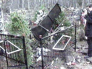 Взрыв на могиле бывшего руководителя Российского фонда инвалидов войны в Афганистане Михаила Лиходея произошел 10 ноября 1996 года