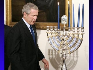 В резиденции президента США были зажжены свечи на старинной меноре