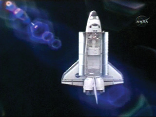 После отстыковки во вторник от Международной космической станции американский шаттл Discovery совершил традиционный облет станции и отправился на Землю