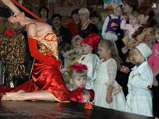 Новогодний скетч для детей в Екатеринбурге: клоуны пукали и оголялись до памперсов