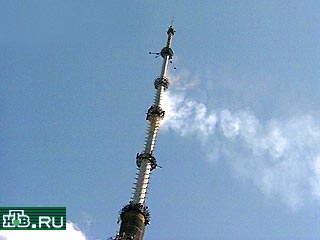 Пожар вспыхнул около 15.20 по московскому времени. И огонь охватил несколько верхних секций телебашни на высоте более 400 метров
