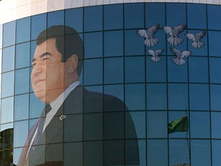Руководство министерства национальной безопасности заверило всех в решимости оберегать созданный скончавшимся президентом Сапармуратом Ниязовым независимый и нерушимый Туркменистан