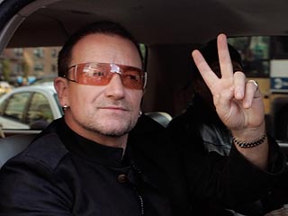 Британская королева жалует вокалисту группы U2 Боно звание почетного рыцаря