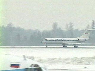 Начавшийся в Москве снегопад не осложнил работу столичных аэропортов "Внуково", "Домодедово" и "Шереметьево"