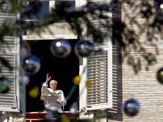 Папа Римский в предрождественской молитве призвал построить "мир справедливости"