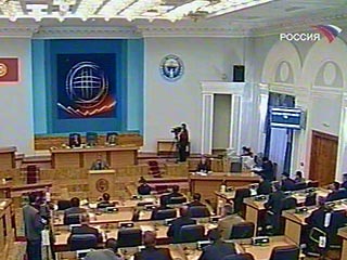 Депутаты парламента Киргизии не приняли новую редакцию Конституции республики. В ходе тайного голосования "за" проект проголосовали 46 депутатов, в то время как для принятия положительного решения требовалось согласие более 50 депутатов