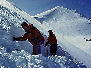 Отряд из шести спасателей Эльбрусского территориального поисково-спасательного отряда приступил к поиску двоих лыжников, попавших под лавину на склоне Чегета в горах Кабардино-Балкарии