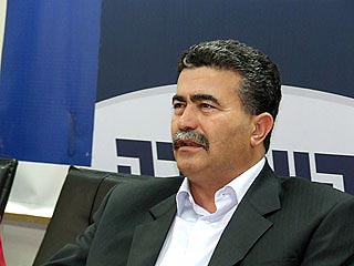 Министр обороны Амир Перец сообщил сегодня на заседании парламентской комиссии по внешним делам и обороне, что в ближайшее время будут демонтированы 59 блокпостов на Западном берегу