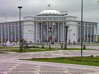 Внеочередное XVIII заседание Халк Маслахаты (Народный Совет - высший представительный орган Туркмении) пройдет во Дворце Рухыет Туркменбаши в Ашхабаде во вторник