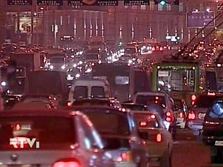 Москва "стоит" в пробках, несмотря на поздний час