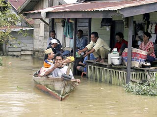Наводнения, возникшие в последние дни на севере индонезийского острова Суматра привели к гибели более 500 местных жителей