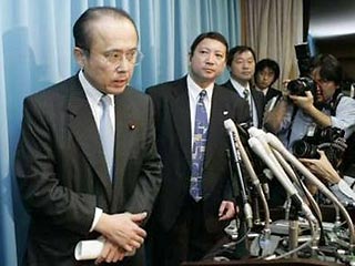 Глава японской комиссии по административной реформе Гэнъитиро Сата ушел в среду в отставку в связи с разразившимся скандалом о фальсификации отчетов о приходе и расходе средств политических организаций
