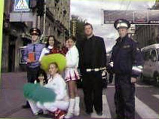 На фотографии рядом с Дмитрием Ильковским стоят два сотрудника ГИБДД и пять девочек из Федерации чирлидинга (группы поддержки, сопровождающие спортивные соревнования), вице-президентом которой является глава муниципалитета