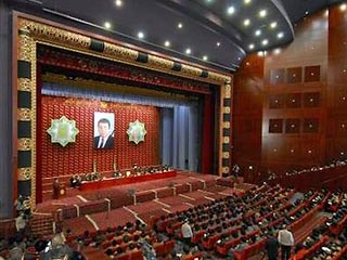 Выдвижение кандидатов возможно лишь на заседании Народного совета - высшего представительного органа Туркменистана. 26 декабря на заседании Народного совета были выдвинуты, а затем утверждены 6 кандидатов в президенты