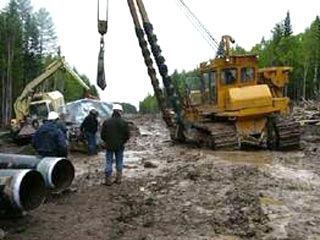 Министерство по чрезвычайным ситуациям России обещает масштабные экологические катастрофы на проекте "Сахалин-2" в том случае, если на буровые и газопроводы обрушатся цунами и сели