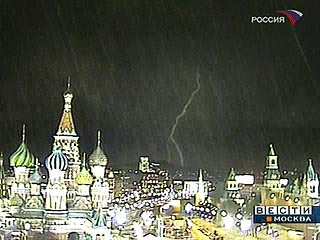 На Москву обрушился ураган с грозой, дождем и снегом