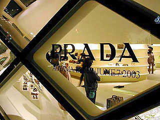 По словам представителей полиции, сотрудники магазина фирмы Prada, придя после рождественских праздников, обнаружили, что воры побывали в торговом зале