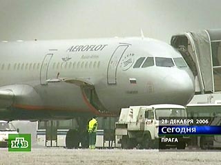 Несмотря на то, что самолет "Аэрофлота" формально является российской территорией, за свои действия россиянин будет отвечать по законам Чехии