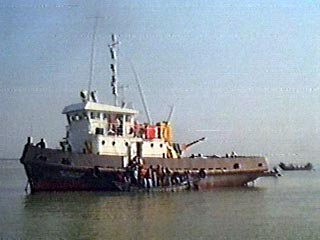 Вертолет и три полицейских катера задействованы для поиска и спасения сотен пассажиров судна, которое затонуло сегодня в Индонезии