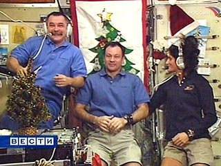 Для российско-американского экипажа МКС, как обычно, по законам орбитального полета, Новый год можно отмечать 20 раз - 16 раз по часовым поясам и еще 4 раза неформально