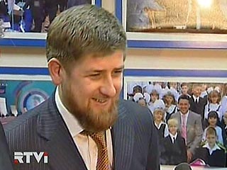 Глава правительства Чечни Рамзан Кадыров в воскресенье выступил в роли главного Деда Мороза республики. Как передает "Интерфакс", Кадыров в одежде Деда Мороза неожиданно прибыл на новогоднюю елку в спортивном комплексе в Гудермесе