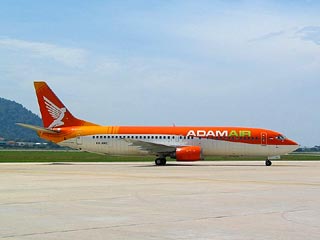 Самолет Boeing-737-400 авиакомпании Adam Air, рейс KI-574, на борту которого находится, по предварительным данным, 96 пассажиров и шесть или семь членов экипажа вылетел из аэропорта в Сурабае (Ява) в 13:00 по местному времени