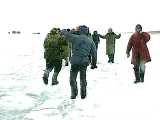 В Иркутской области проходит операция по спасению туристов с дрейфующей по Байкалу льдины