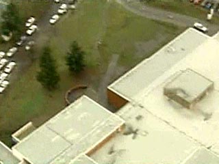 По меньшей мере один человек погиб в результате перестрелки, которая произошла ранним утром в американской школе Фосс города Такома