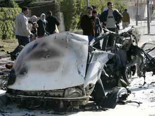 В четверг утром в западном районе Багдада Мансур взорвались два автомобиля, начиненные взрывчаткой