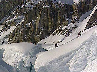 Киргизские спасатели завершили операцию по спуску с ледника "Учитель" пятерых российских альпинистов