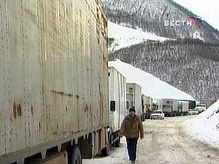 Водители большегрузных автомобилей, везущих мандарины из Грузии в Россию, перекрыли часть Транскавказской магистрали