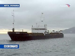 Корабль Военно-морских сил Украины "Кременец" буксирует судно ODISK с химикатами на борту из Ялты в морской торговый порт Керчи