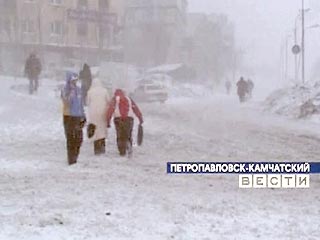 Мощный снежный циклон, из-за которого накануне Сахалин и Курилы оказались в транспортной блокаде, в понедельник обрушился на Камчатку
